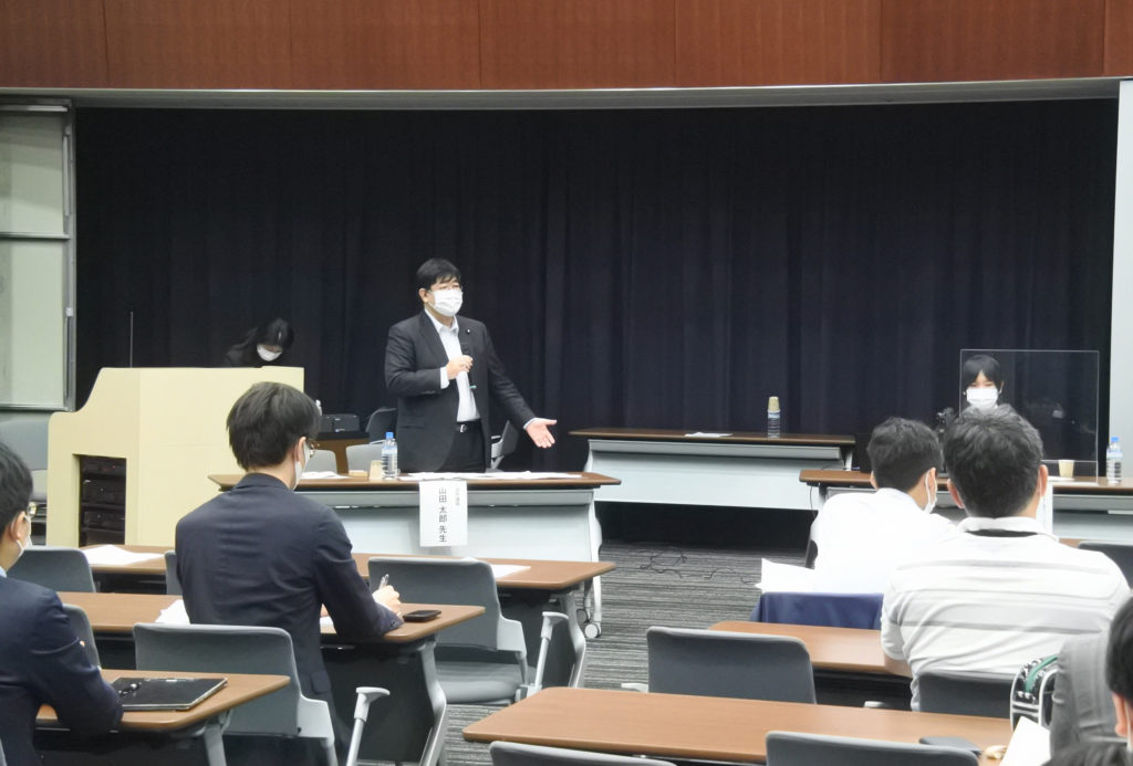 山田太郎先生、質疑応答時の様子